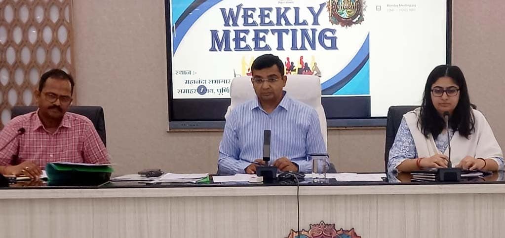 बाढ़ पूर्व सभी तैयारियों को समय पर करें पूरा: डीएम