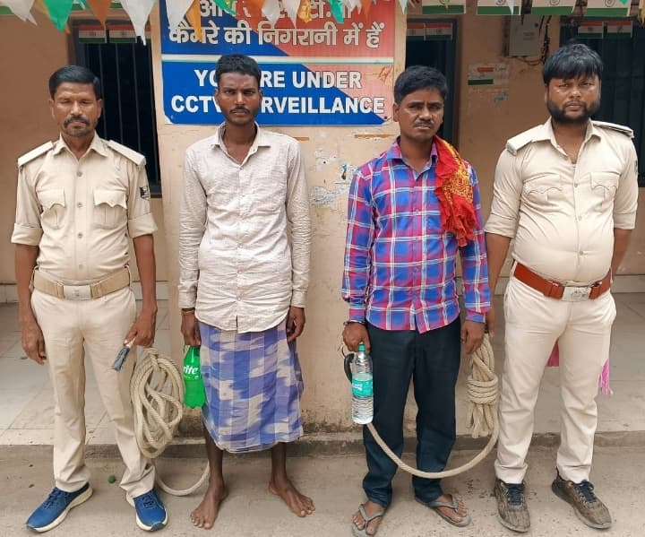 देसी  शराब के साथ दो तस्कर गिरफ्तार