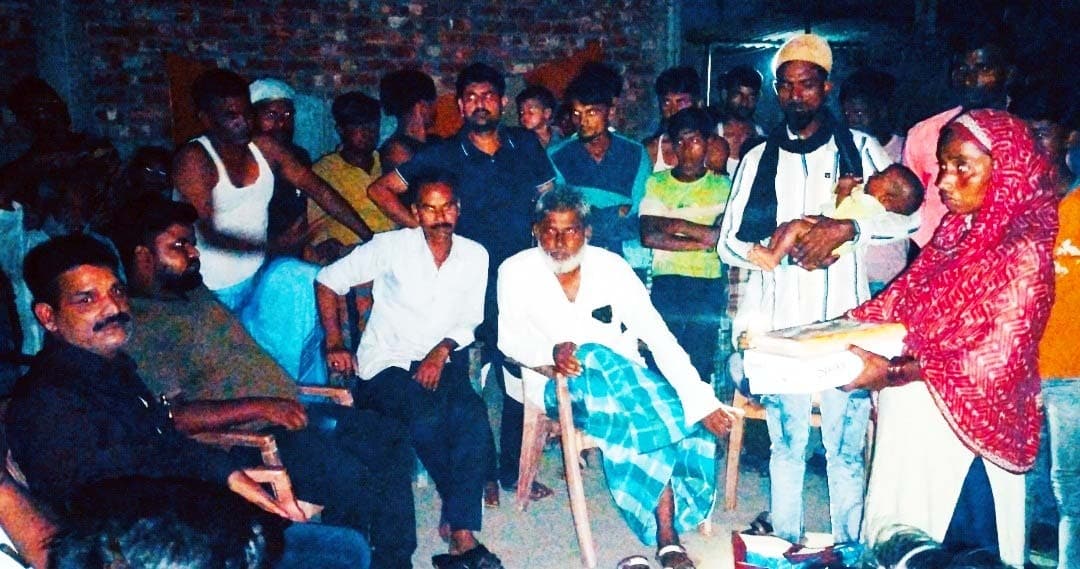 अग्निपीड़ित परिवार को विधायक ने दी राहत सामग्री