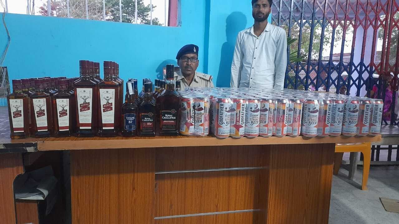 170 बोतल शराब के साथ तस्कर गिरफ्तार