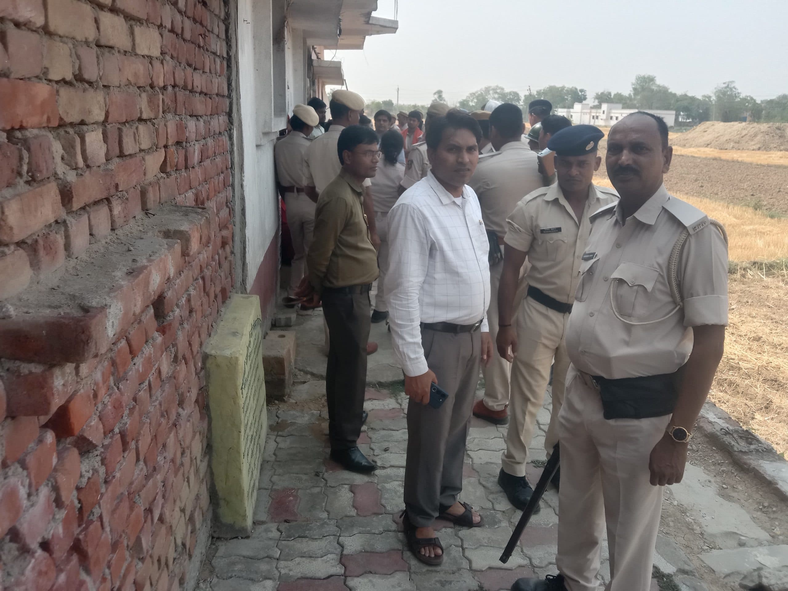 बैंक ऑफ बड़ौदा ने मकान को खाली करा जमाया अपना कब्जा