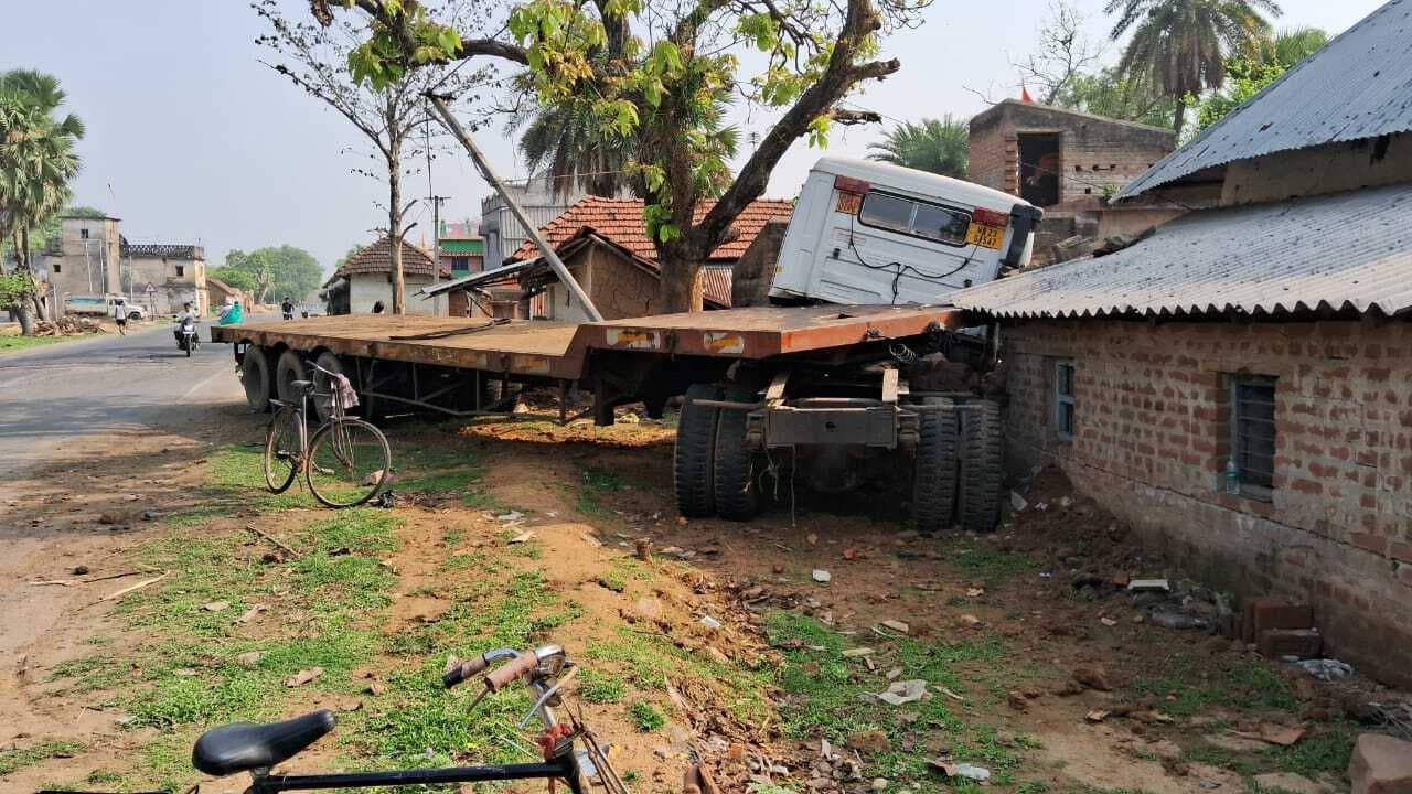 अनियंत्रित ट्रेलर ने दो घरों किया ध्वस्त, गाय जख्मी
