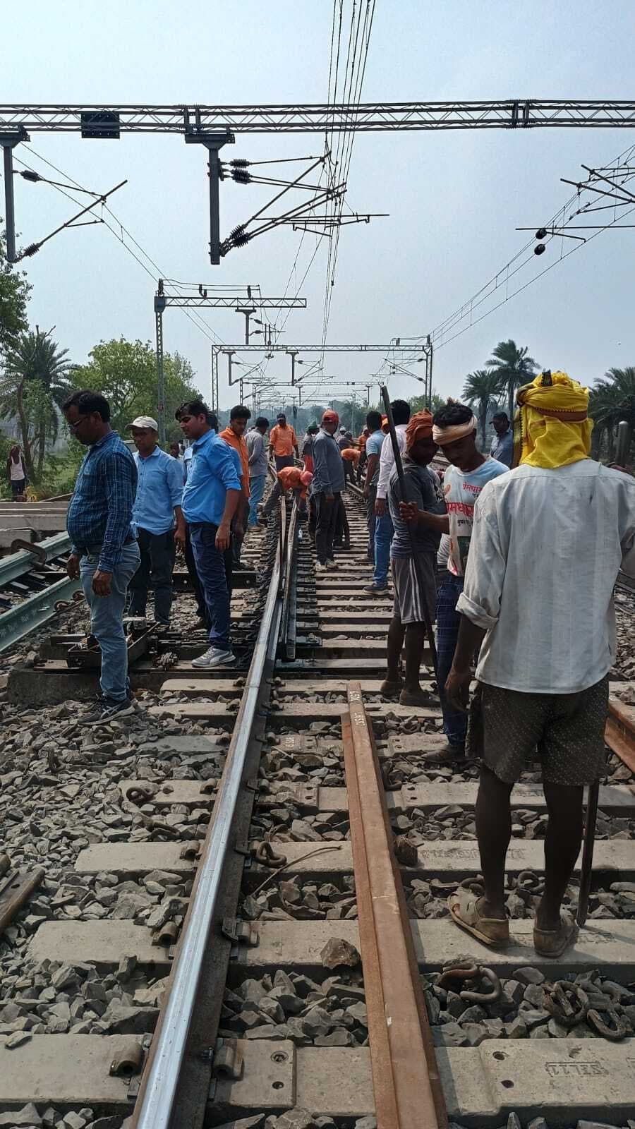 सात घंटे तक ट्रेनों का परिचालन रहा बाधित, परेशान रहे यात्री