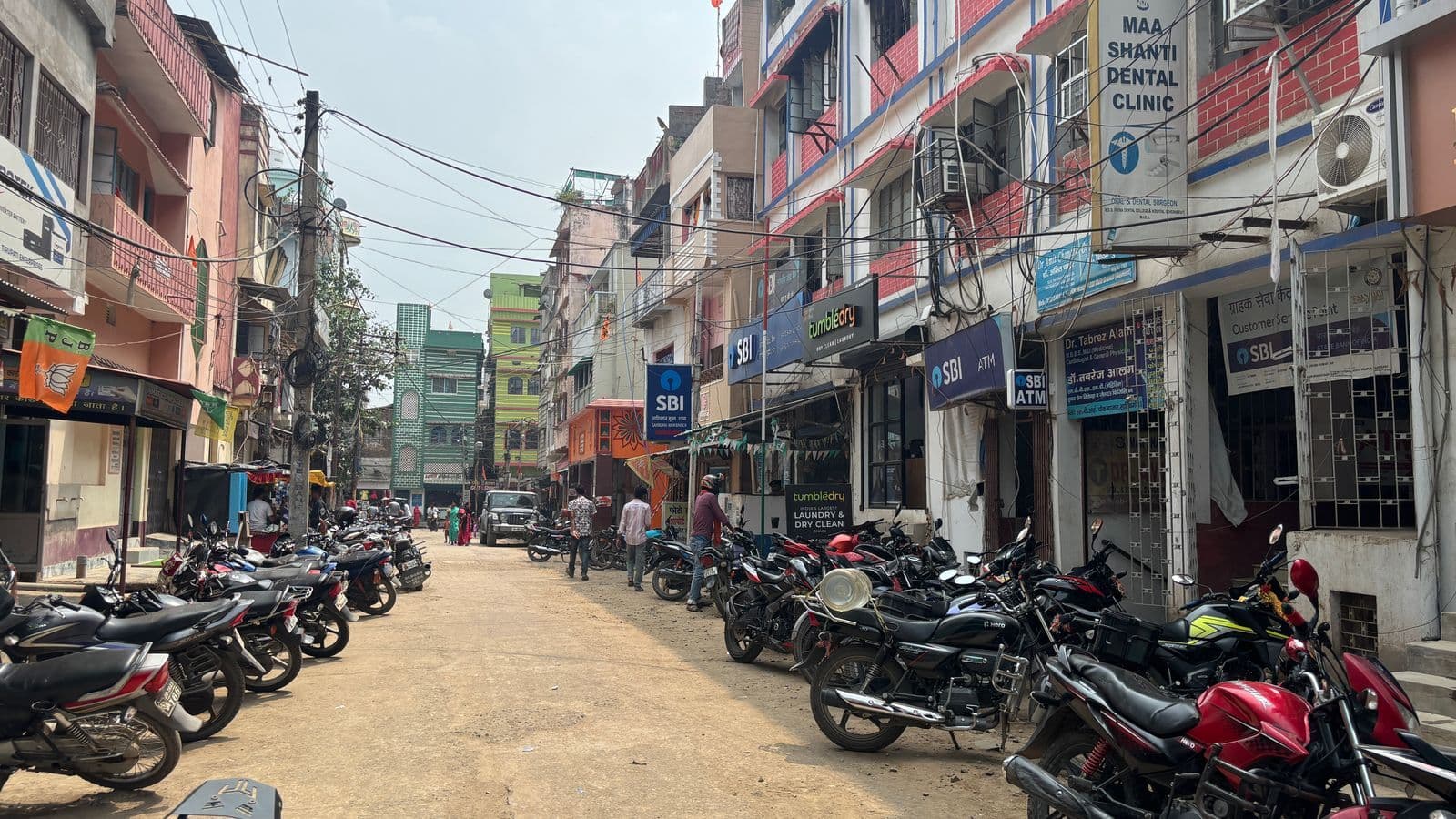 सड़क पर खड़े वाहन, जाम से परेशान लोग