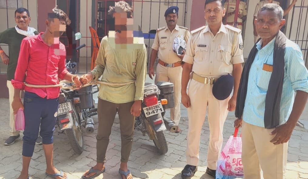 चोरी की बाइक के साथ दो आरोपित धराये