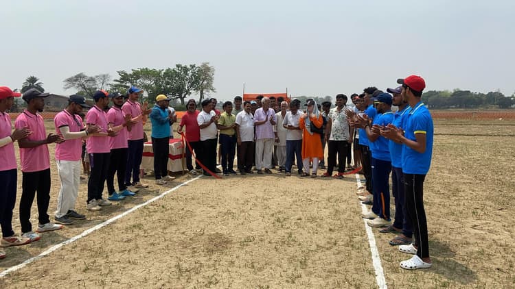 बरहरवा के नया टोला में क्रिकेट टूर्नामेंट का शुभारंभ