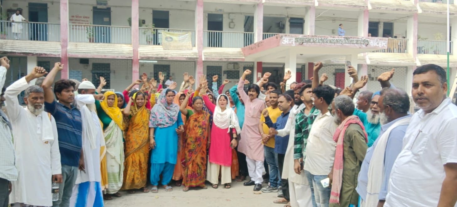 प्रधानमंत्री सड़क के पास पैक्स गोदाम होने से लोगों का आवागमन हुआ अवरुद्ध