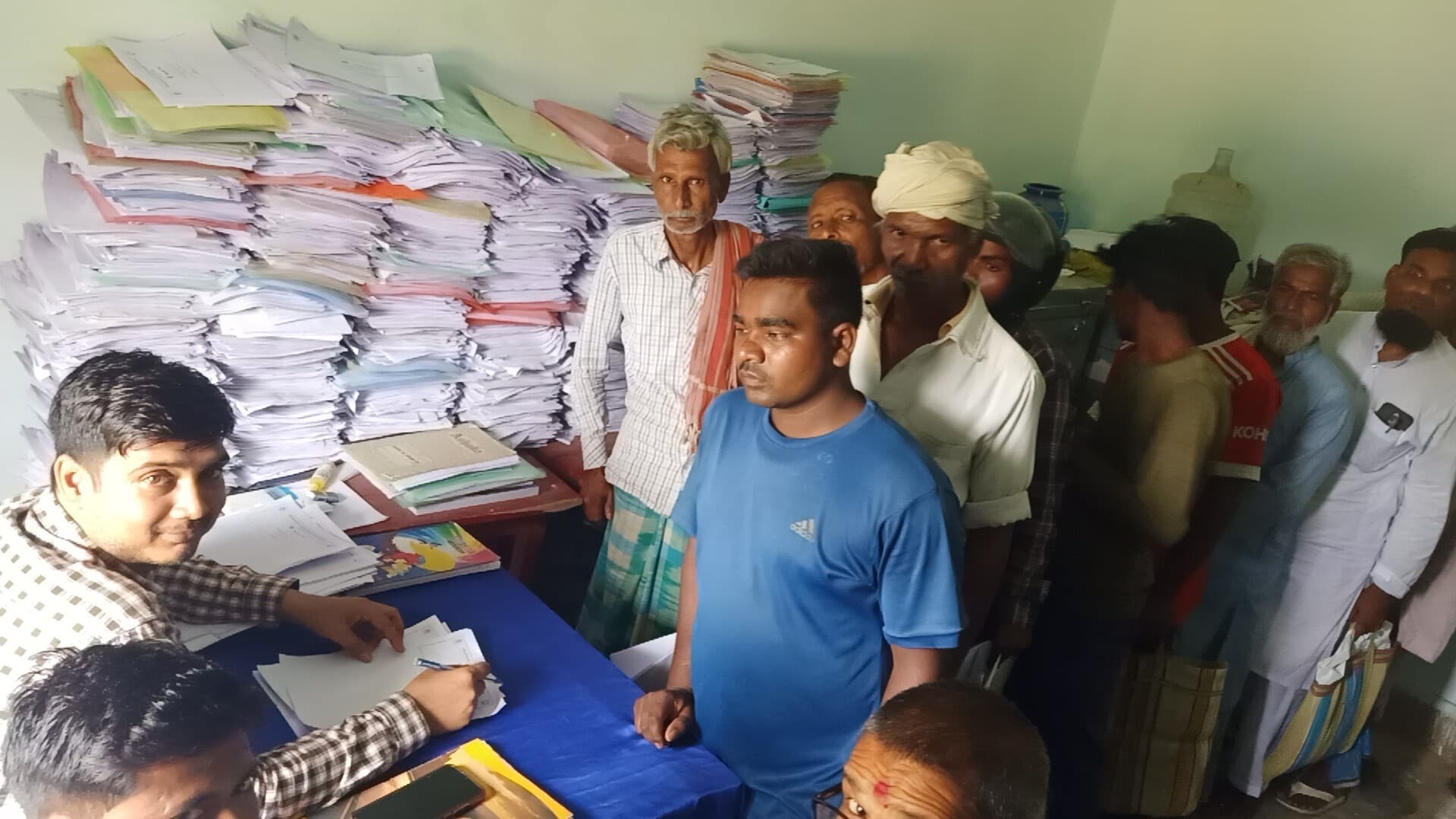 सर्वे कार्यालय में स्वघोषित पत्र जमा करने वालों की भीड़