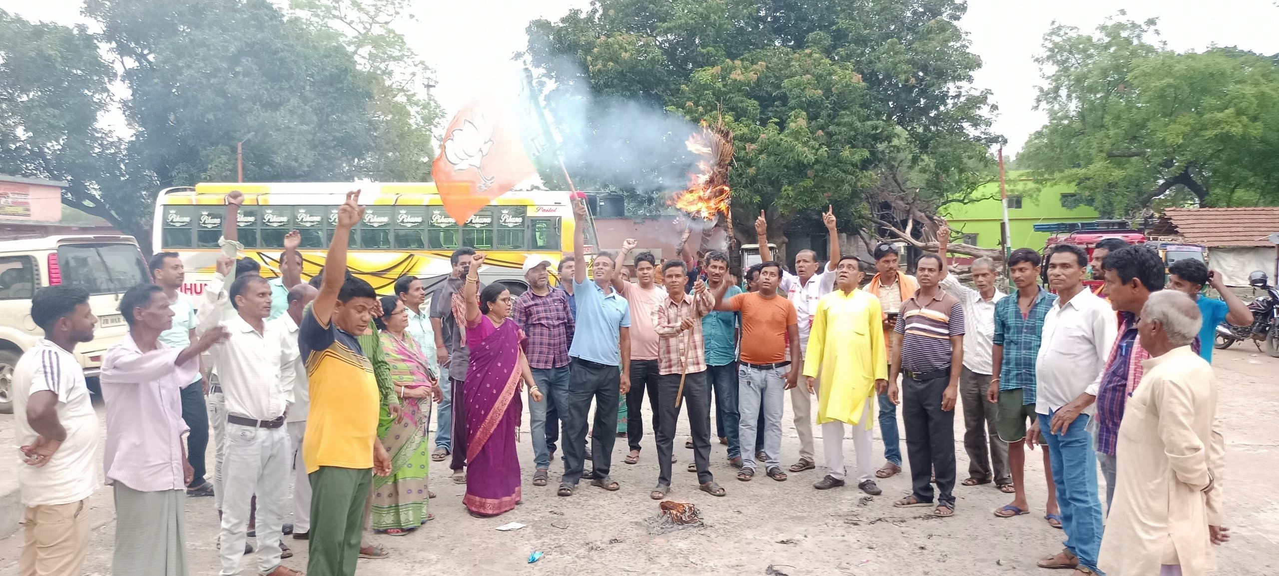 भाजपाइयों ने बंगाल का मुख्यमंत्री का पुतला किया दहन