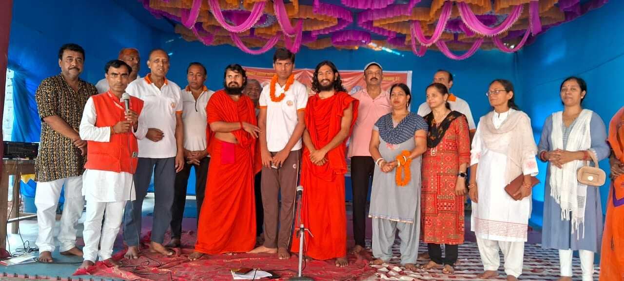 Deoghar news : रोगों को जड़ से मिटाना है तो हरेक दिन एक से दो घंटे करें योग : कौशल देव