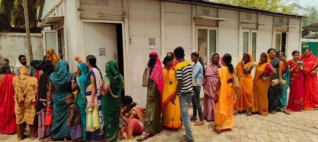 अनुमंडलीय अस्पताल गोगरी में परची काउंटर पर नहीं शेड की व्यवस्था, चिलचिलाती धूप से मरीज परेशान