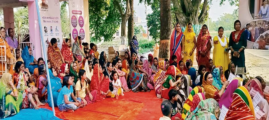 Gopalganj News : महिला संवाद में गांव की दर्जनों महिलाएं हुईं शामिल, रखीं अपनी बातें, सरफरा पंचायत भवन में हुआ महिला संवाद