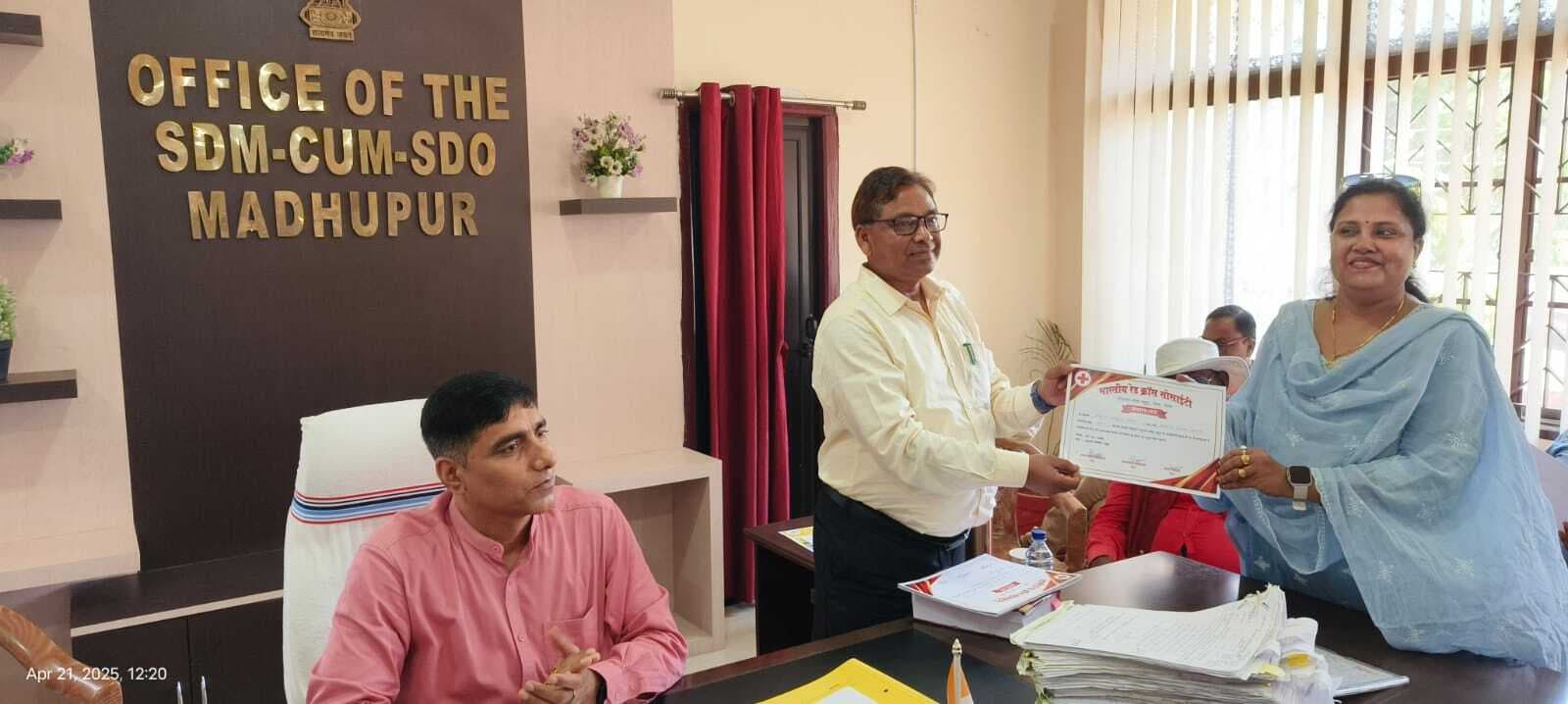 रेडक्रॉस सोसाइटी के नवनिर्वाचित सदस्यों को सीओ ने दिलायी शपथ