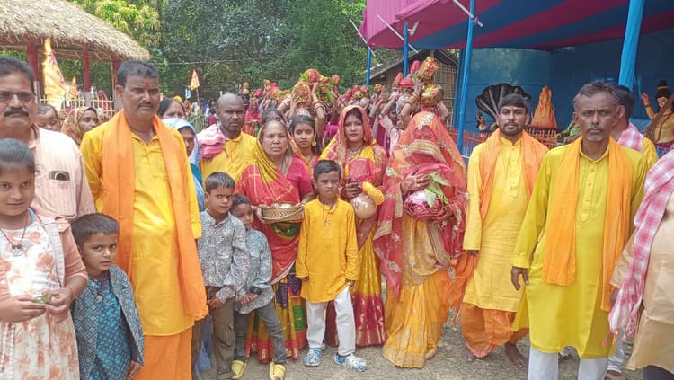 Madhubani : विष्णु महायज्ञ के लिए कन्याओं ने निकाली कलश शोभा यात्रा