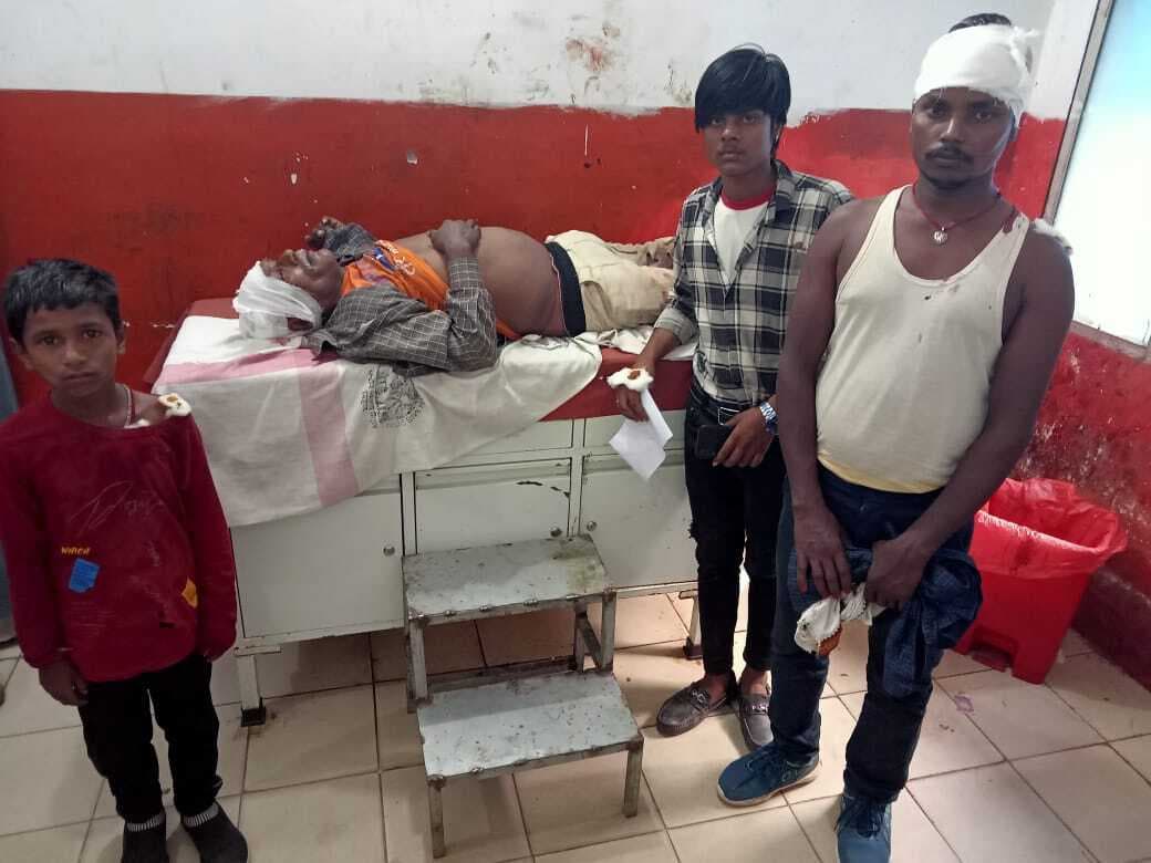 बारातियों से लदा ऑटो पलटा, चार जख्मी