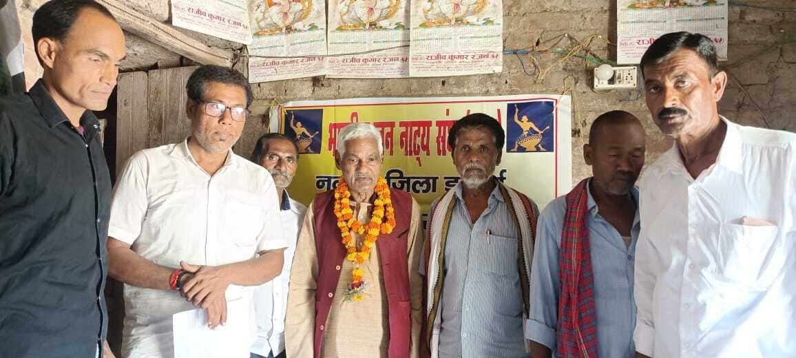 Nawada News : मगही के वरिष्ठ साहित्यकार नरेंद्र बने विश्व मगही परिषद के अंतरराष्ट्रीय उपाध्यक्ष