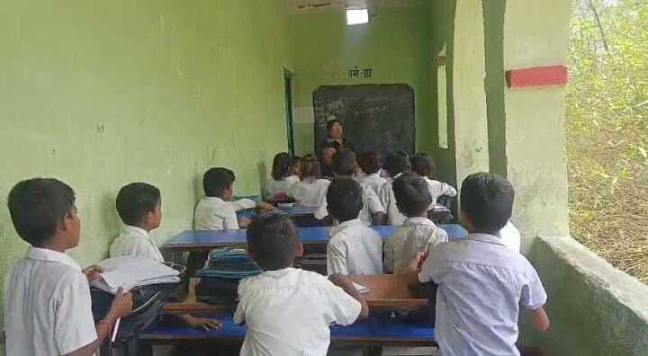 एक साल से भवन निर्माण अधूरा, बरामदे में अध्ययन कर रहे बच्चे