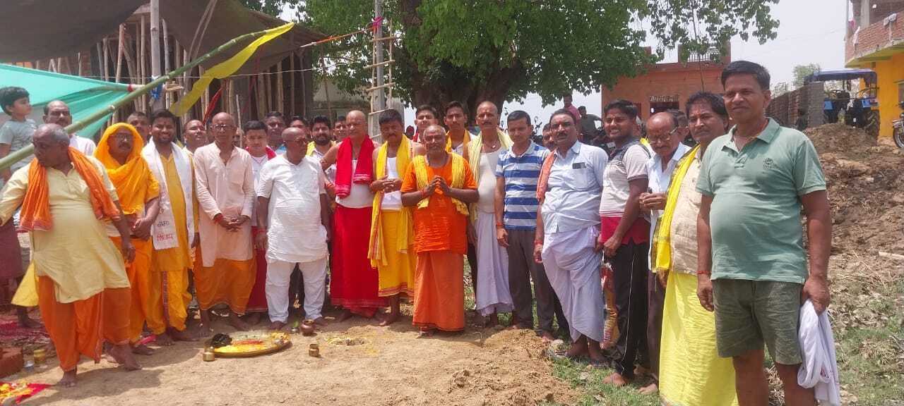 यज्ञ स्थल पर किया गया ध्वजारोहण, गांव में भक्तिमय माहौल