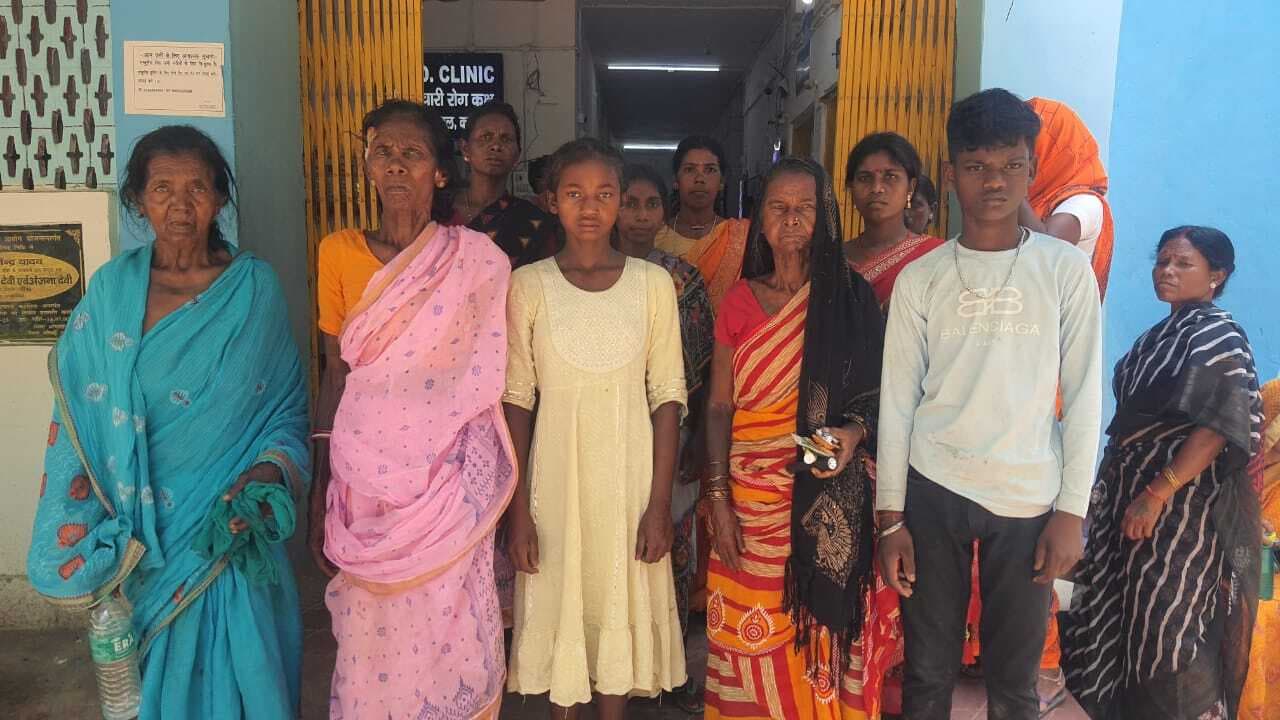 बारातियों से भरी टाटा मैजिक पलटी, एक दर्जन से अधिक लोग हुए घायल