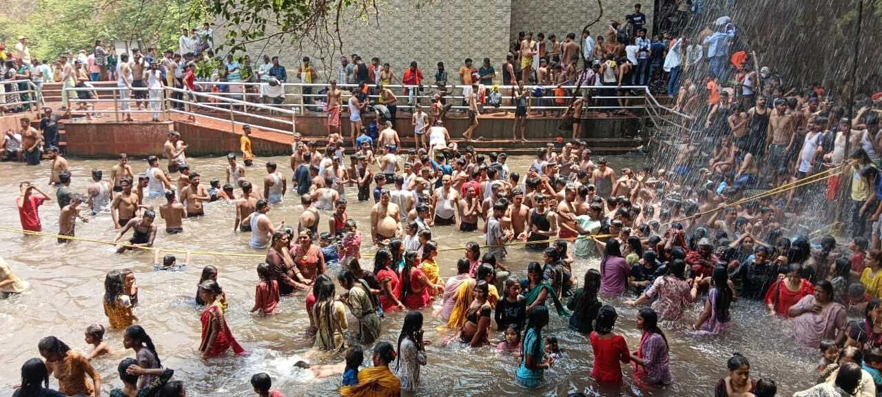 भीषण गर्मी से राहत पाने ककोलत जलप्रपात में उमड़े सैलानी