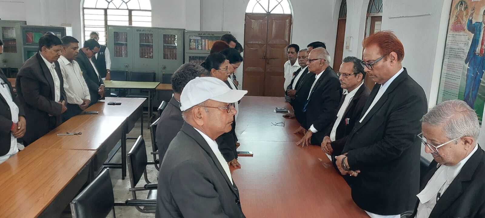 अधिवक्ताओं ने वरीय अधिवक्ता के निधन पर जताया शोक