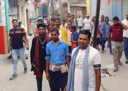 हड़ताल के दौरान काली पट्टी बांध नगर भ्रमण किया, जताया विरोध