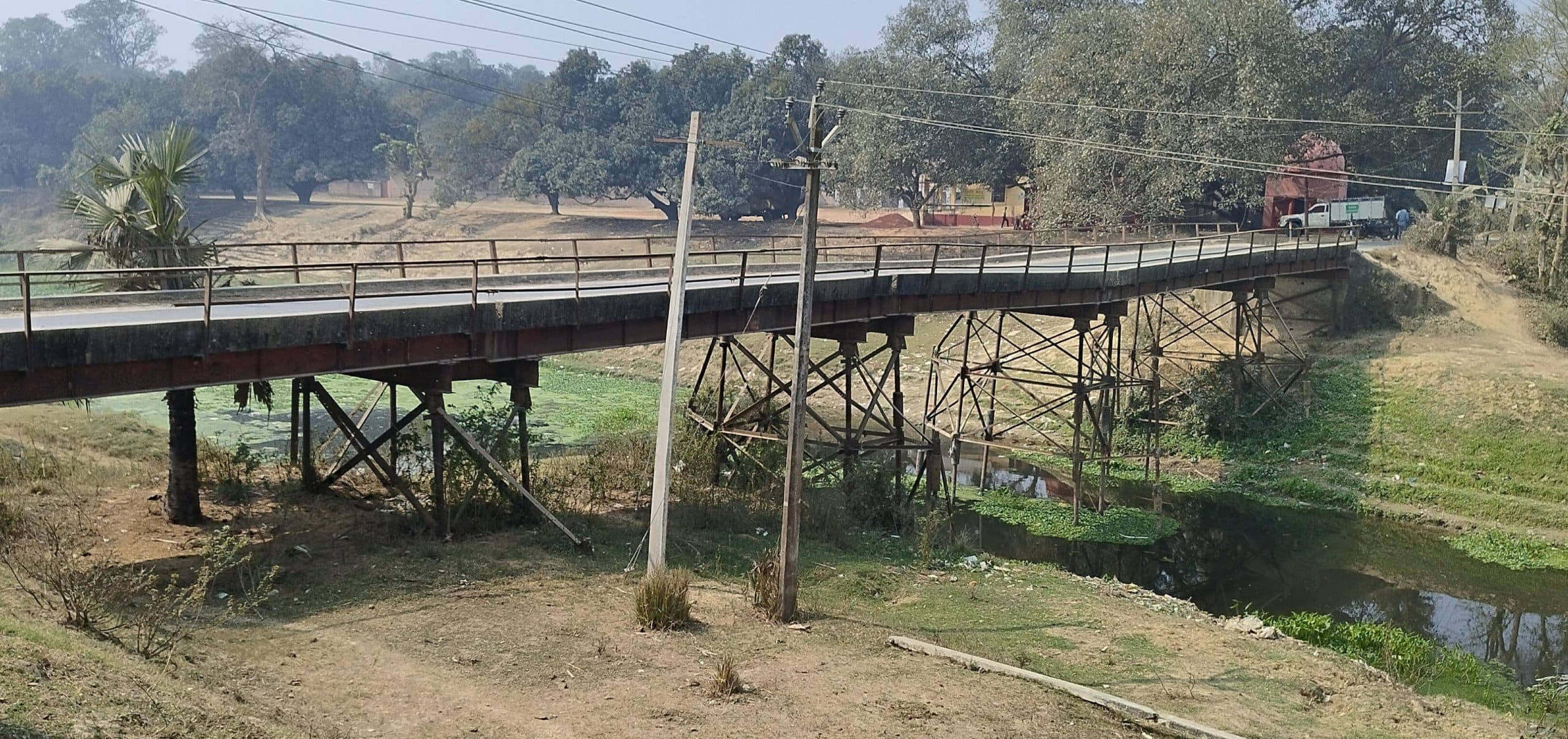 Darbhanga News: कुशोथर में कमला नदी पर बने लोहे के पुल से आवागमन कर रहे भारी वाहन, कभी भी हो सकता बड़ा हादसा