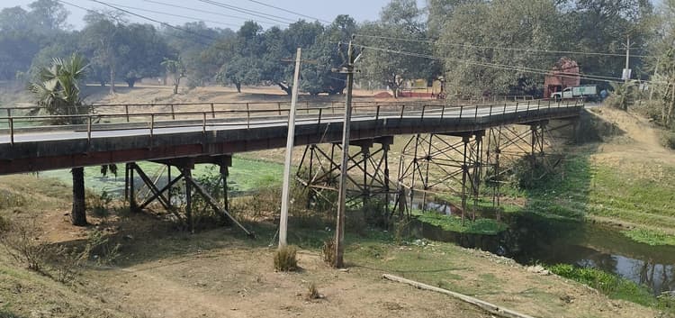 Darbhanga News: कुशोथर में कमला नदी पर बने लोहे के पुल से आवागमन कर रहे भारी वाहन, कभी भी हो सकता बड़ा हादसा