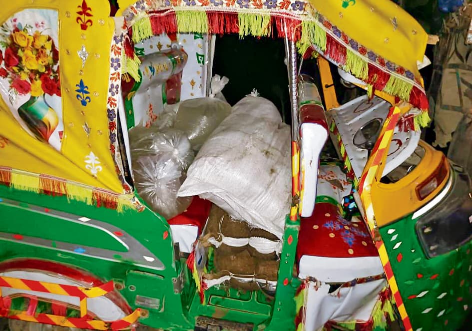 hajipur news. 300 लीटर देसी शराब लदे ऑटो के साथ चालक गिरफ्तार