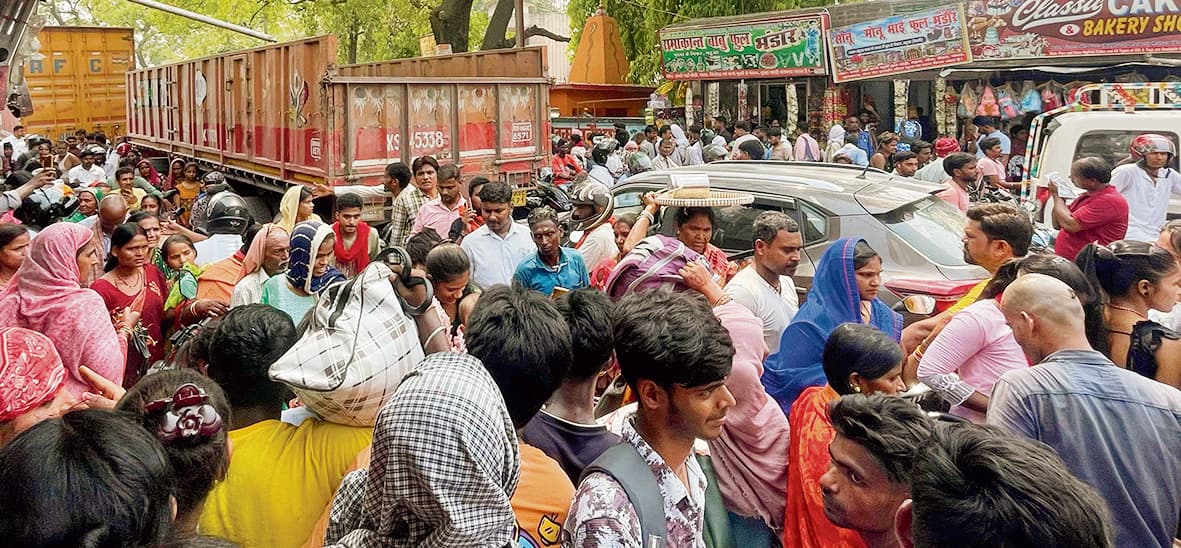 hajipur news. महुआ बाजार में लगे जाम से घंटों परेशान रहे लोग