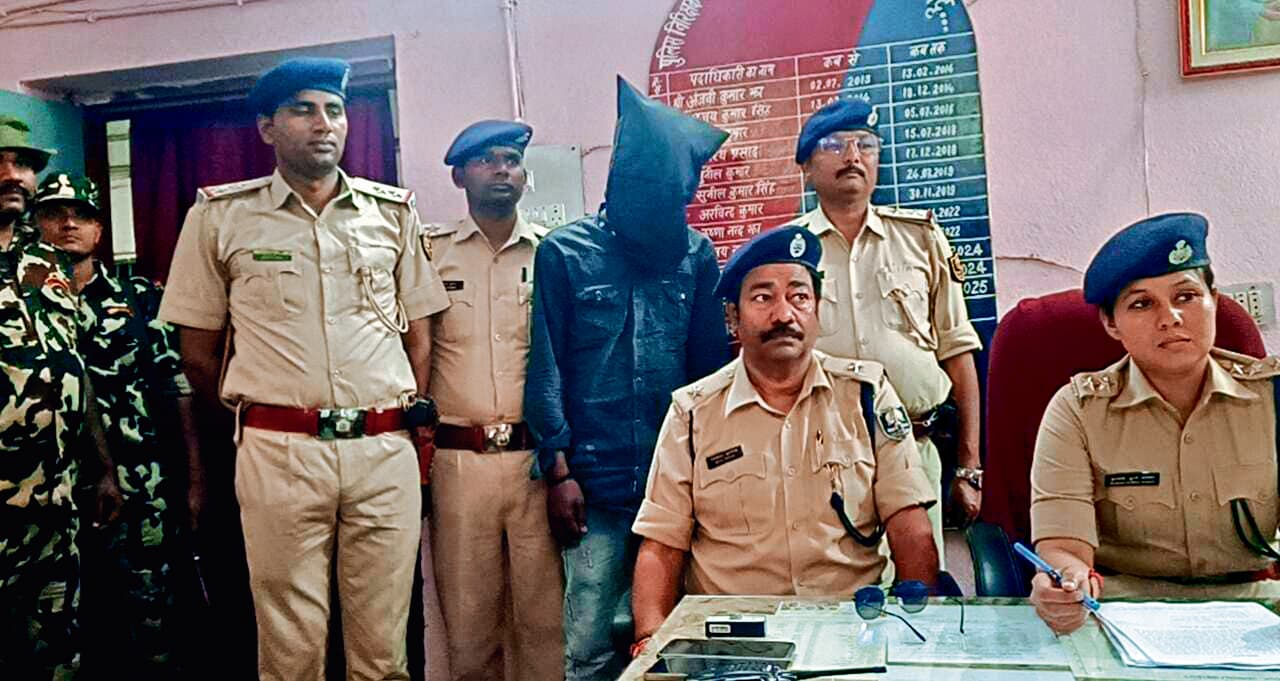 hajipur news. सीएसपी संचालक से लूट का एक आरोपित हथियार के साथ गिरफ्तार