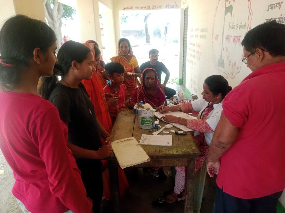 शिविर में शुगर और ब्लड प्रेशर की हुई जांच