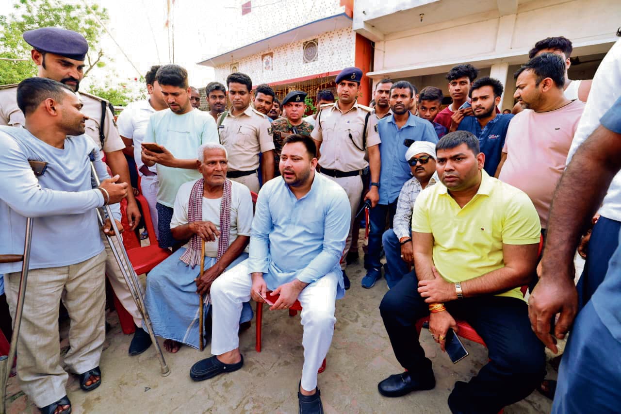 hajipur news. निर्माण संबंधित योजनाओं में जल्दबाजी में टेंडर निकाल कमीशन से चुनावी खर्च निकाल रही सरकार : तेजस्वी