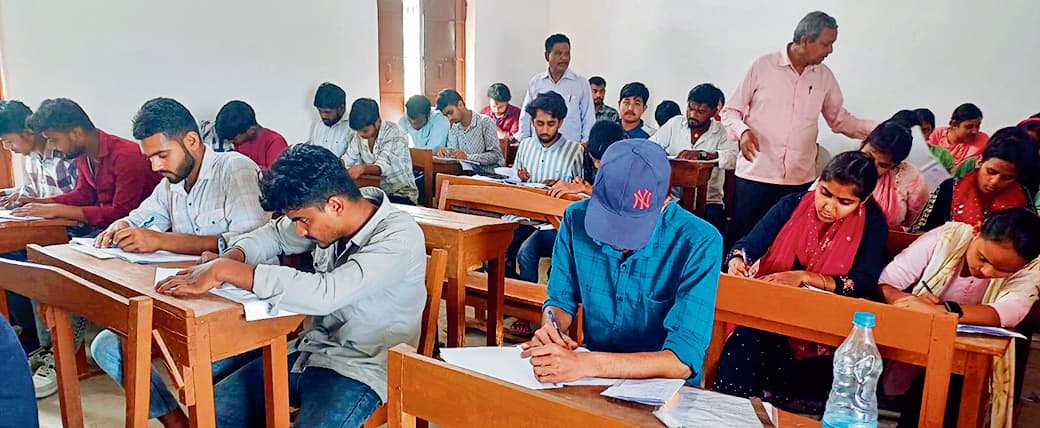 hajipur news. स्नातक थर्ड सेमेस्टर की परीक्षा में 18 सौ छात्र-छात्राएं हुए शामिल
