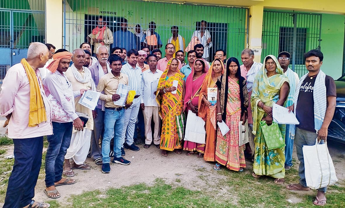 hajipur news. बीडीओ से वार्ता के बाद जंदाहा में नल जल योजना के अनुरक्षकों ने की हड़ताल समाप्त