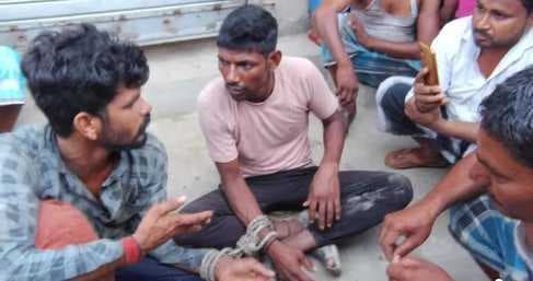 मवेशी चोरी के शक में ग्रामीणों ने दो व्यक्तियों को पकड़ा