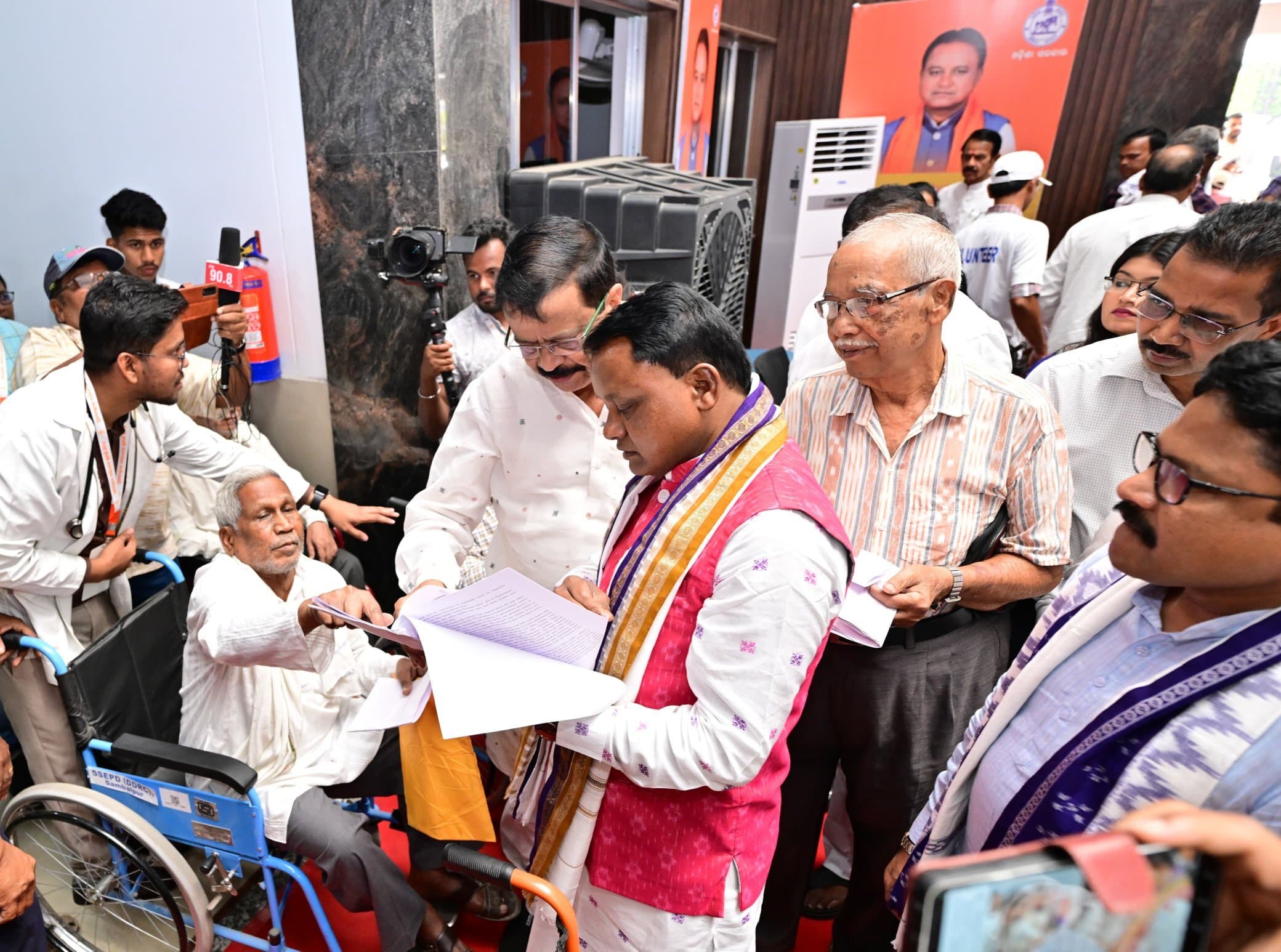 Sambalpur News: संबलपुर में मुख्यमंत्री के साथ 10 मंत्रियों व विभागीय सचिवों ने 1400 लोगों की शिकायतें सुनीं