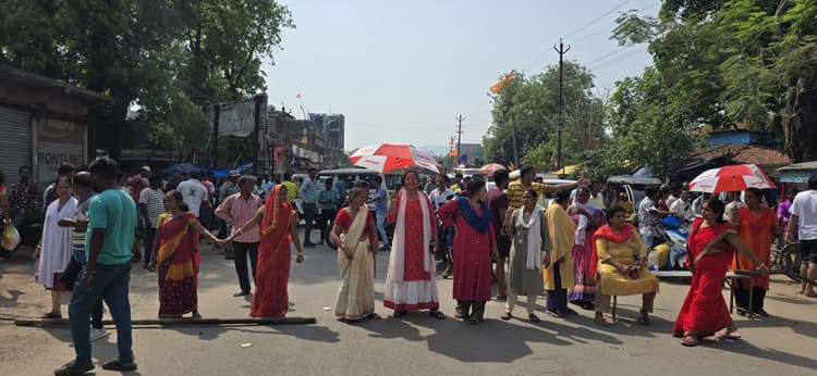 West Singbhum news :  तीन वार्डों में 20 दिनों से जलापूर्ति ठप,  महिलाओं में नप कार्यालय में ताला जड़ एनएच जाम किया