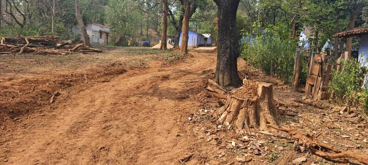 West Singbhum News : चार माह पहले बना अंडरपास, अभी तक नहीं बनी एप्रोच सड़क