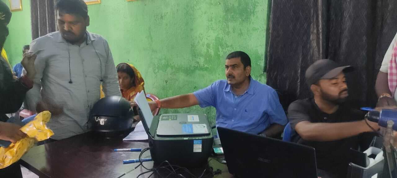 Bokaro News: आधार पंजीकरण व संशोधन शिविर का बीडीओ ने किया निरीक्षण