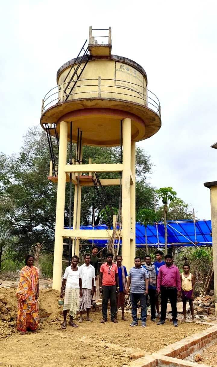 East Singhbhum News : घाटशिला के झाटीझरना में 45 लाख की जलमीनार छह माह में ठप, झरने से बुझ रही प्यास