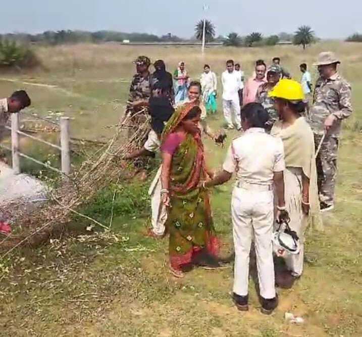 East Singhbhum News : गुड़ाबांदा में रैयती जमीन पर वाटर ट्रीटमेंट प्लांट बनाया, रैयत की घेराबंदी को प्रशासन ने जबरन हटाया
