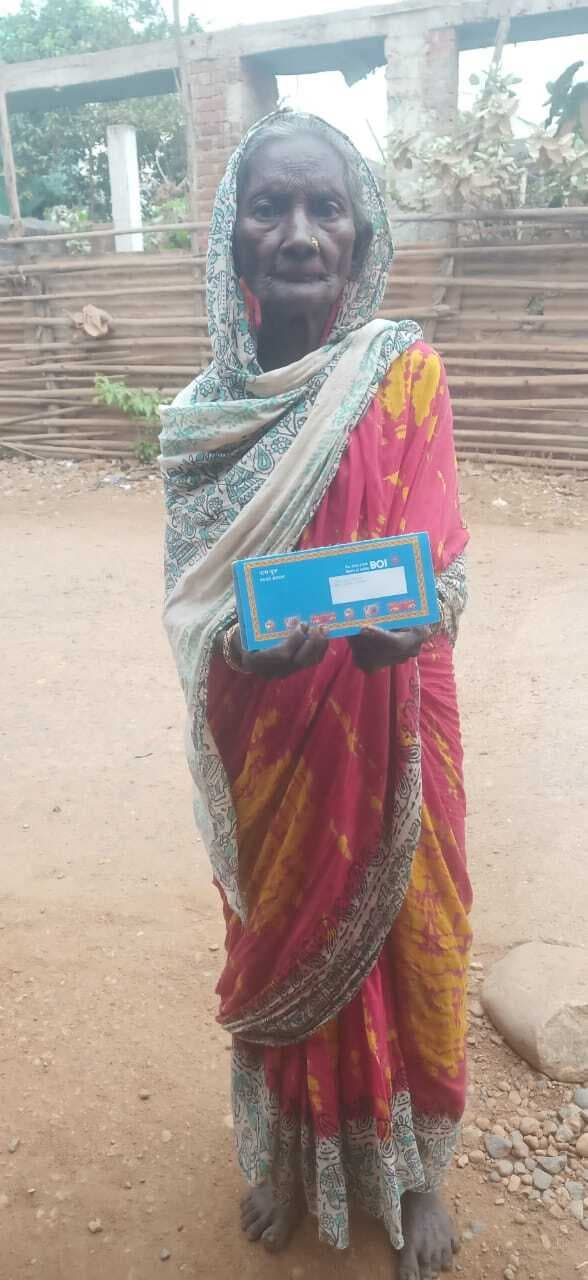 East Singhbhum News : पेंशन के लिए एक साल से कार्यालय व बैंक का चक्कर लगा रही वृद्ध विधवा, दूसरे के खाते में चली गयी राशि