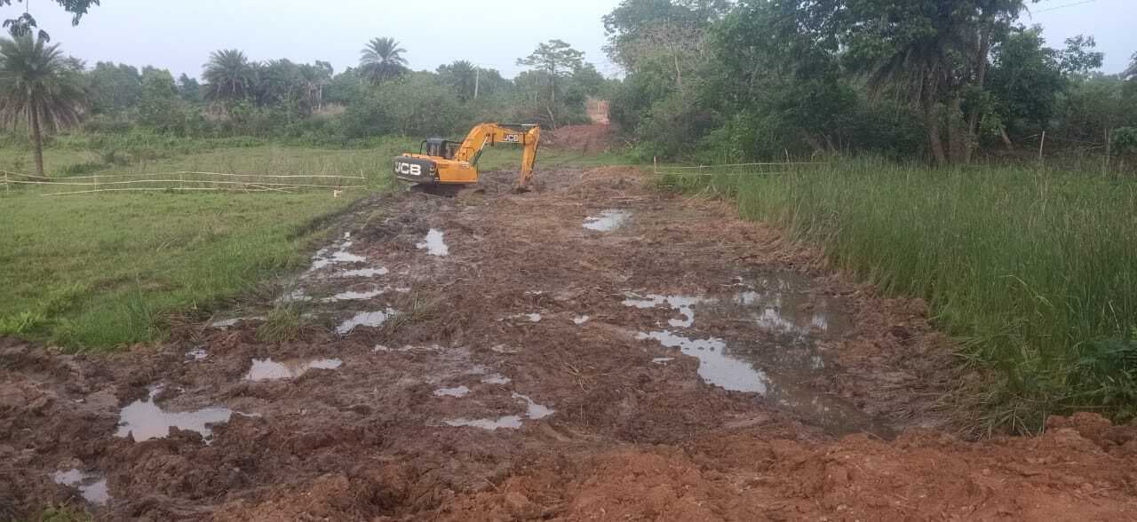 East Singhbhum News : धालभूमगढ़ में सिंचाई पाइप बिछाने को खेत जेसीबी से खोदा, किसानों के विरोध पर उखाड़ा