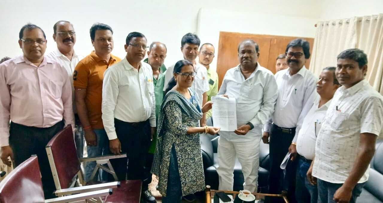 East Singhbhum News : पूर्वी सिंहभूम जिले के 700 शिक्षकों का रुका वेतन दो दिनों में भुगतान का आश्वासन