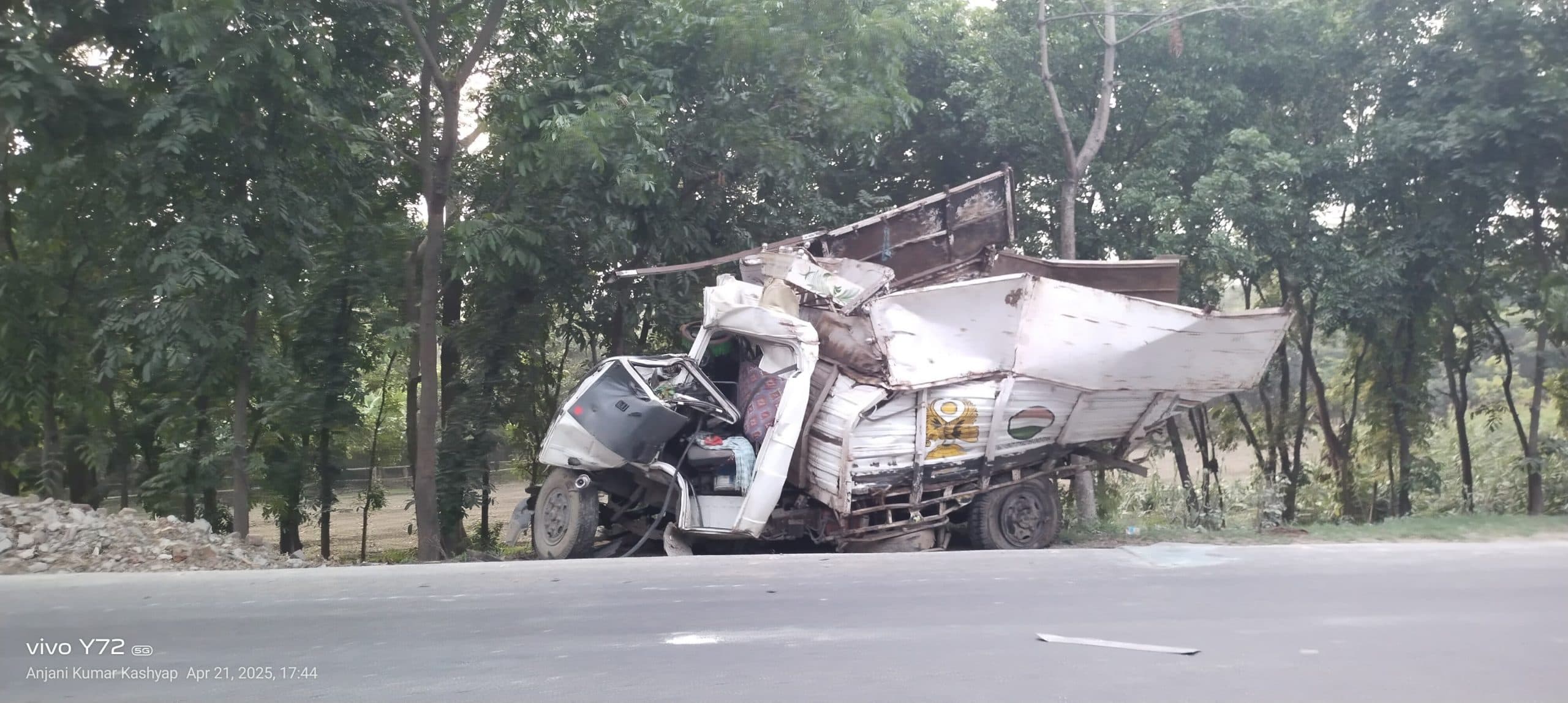 Bhagalpur news हाइवा ने पिकअप को रौंदा, तीन घायल, तीन मवेशियों की मौत