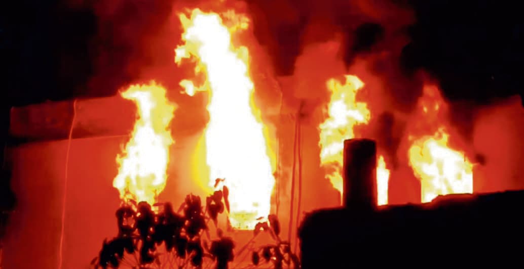 बड़ाबाजार : गोदाम में लगी आग, दो पुरोहितों की मौत