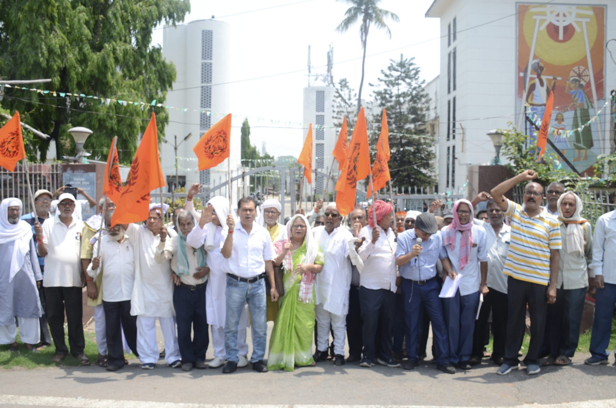 Dhanbad News : धनबाद में पेंशन वृद्धि की मांग को ले रिटायर्ड कोलकर्मियों ने दिखायी एकजुटता, किया प्रदर्शन