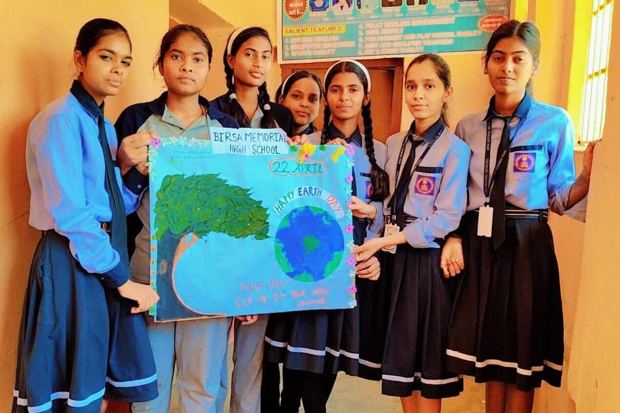 बच्चों ने क्राफ्ट बना कर अपनी प्रतिभा दिखायी