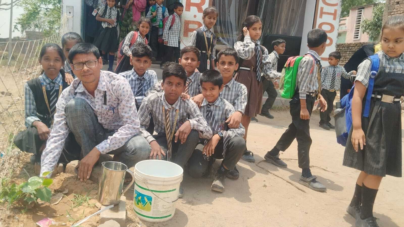 स्कूली बच्चों ने पर्यावरण संरक्षण के लिए लगाये पौधे